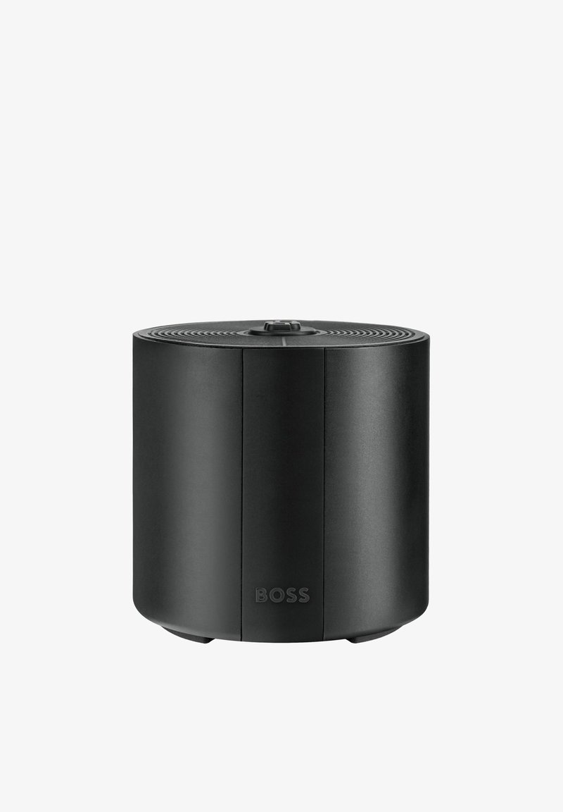 Haut-parleur sans fil cylindrique noir compact avec molette de réglage en haut et logo "BOSS" sur la face avant.