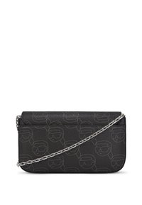 Pochette en cuir noir avec un motif répétitif de visages dans une finition tonale. Équipée d'une bandoulière en chaîne argentée pour le port.
