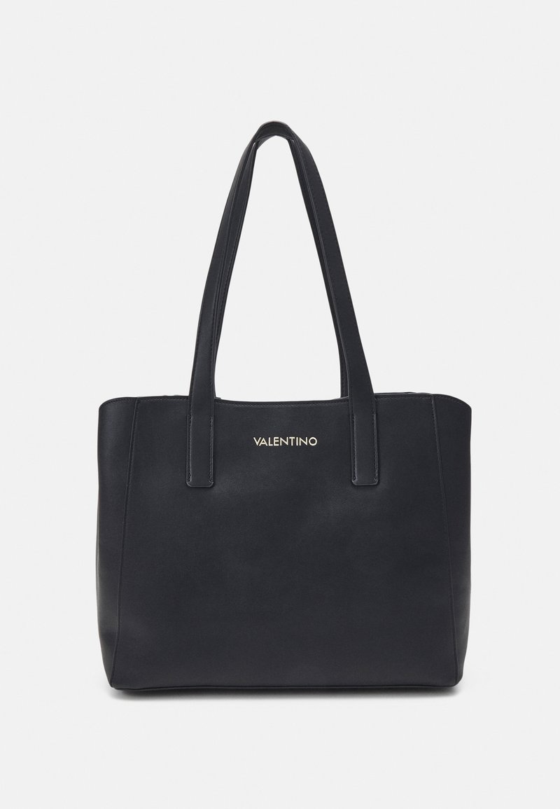 Borsa tote nera Valentino con due manici e logo dorato centrato sul davanti, esposta su uno sfondo bianco.
