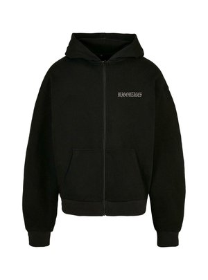 Mustat vetoketjuhupparit, jotka on valmistettu pehmeästä kankaasta. Hupparissa on etutasku ja ribbireunat, ja vasemmassa rinnassa on valkoinen tekstilogo.