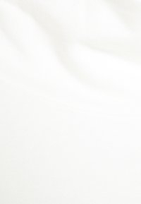 Tejido de algodón blanco con una superficie suave y ligeramente texturizada, que muestra pliegues y arrugas sutiles. Sin patrones ni acentos visibles.