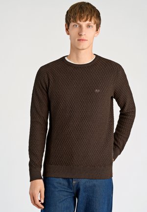 Brązowy sweter dziergany z teksturowanym wzorem diamentowym, długimi rękawami i okrągłym dekoltem z białym detalem kołnierzyka wewnętrznego.