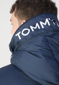 Tommy Jeans BRANDED PUFFER JACKET - Vinterjakke - dark night navy