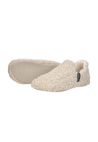 Crèmekleurige slippers van pluizige textuurstof met een eenvoudig ontwerp, voorzien van een flexibele rubberen zool en een klein merketiket.