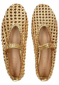 Bailarinas de oro tejidas con un patrón abierto, punta redondeada y una correa con una hebilla decorativa. Forro interior suave visible.