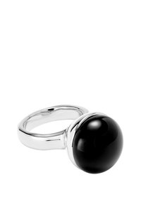 Anillo de piedra negra con una esfera negra lisa y redonda sobre una banda de plata pulida. La banda presenta un diseño elegante y minimalista.