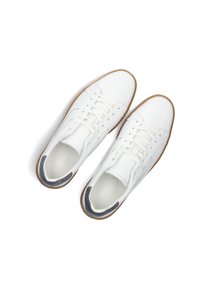 Witte leren sneakers met een laag ontwerp, ronde neus, witte veters en een bruine rubberen zool. Grijze accenten op het hielgebied.