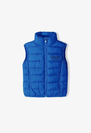 Plavi pufasti prsluk s visokim ovratnikom i zatvaračem na patentni zatvarač. Ima horizontalno kviltane panele i otisnuti brend na prednjoj strani.