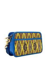 Sac bandoulière rectangulaire avec garniture en cuir bleu, tissu marron à motifs, lignes jaunes en forme de losange et fermoir en métal doré sur la sangle.