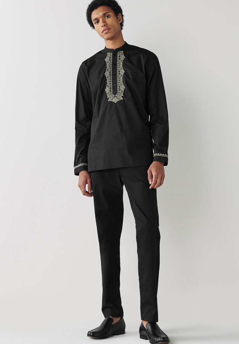 Herren Freizeithemden | Next EMBROIDERED REGULAR LENGTH KURTA Hemd black/schwarz - KB45465 Herren Freizeithemden | Next EMBROIDERED REGULAR LENGTH KURTA Hemd black/schwarz - KB45465