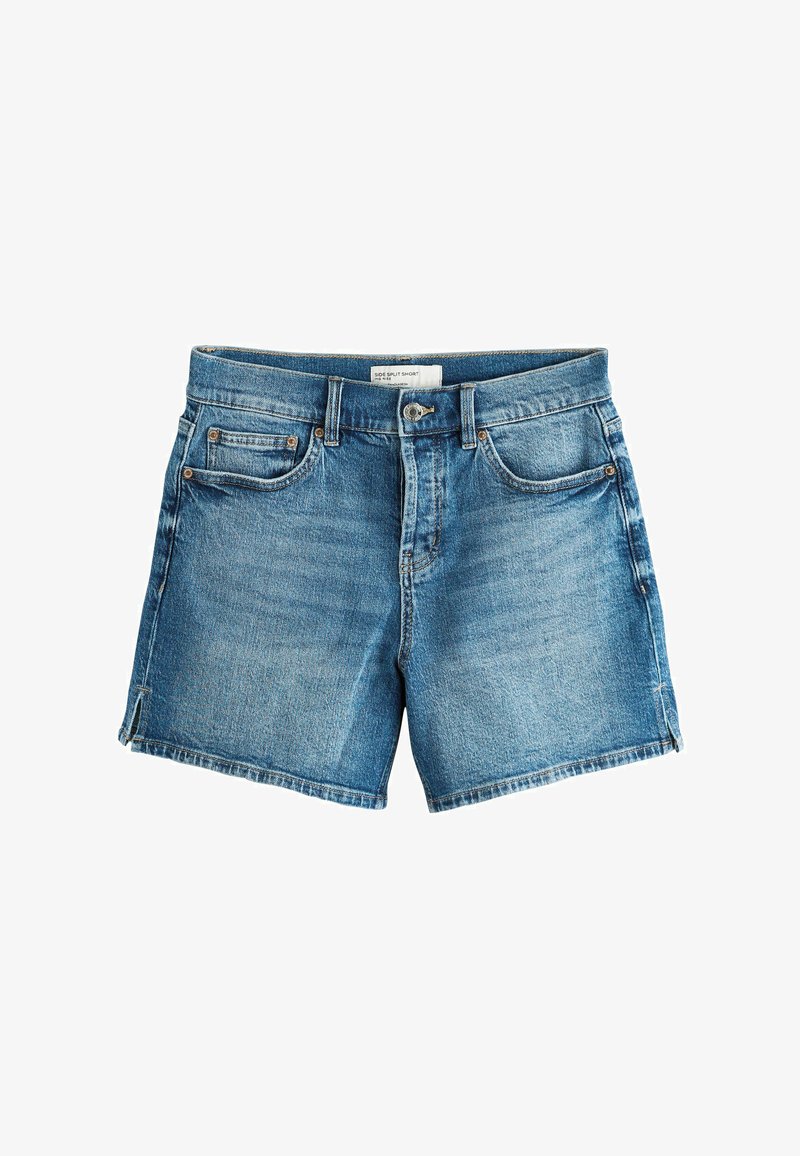 Shorts en denim bleu avec poches avant, passants pour ceinture et fermeture à bouton, présentés sur un fond blanc.