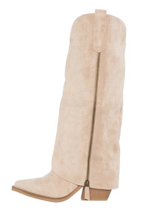 Bota estilo occidental de ante beige con punta afilada, costuras decorativas, cremallera lateral y tacón apilado. Textura lisa y diseño hasta la rodilla.