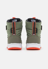 Viking AE​R​Y​ HI​G​H​ GTX WA​R​M​ UNISEX - Χειμερινές μπότες - olive/red