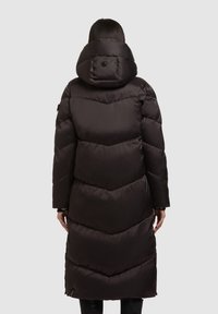 Langer, dunkelbrauner gesteppter Mantel mit Chevron-Muster, großer Kapuze und schwarzem Akzentknopf. Verfügt über lange Ärmel und einen geraden Saum.