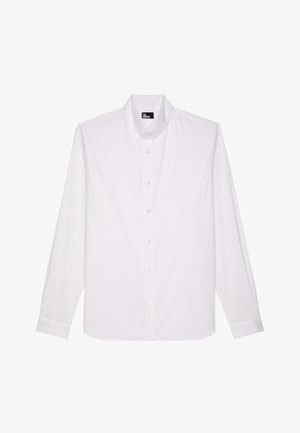 Chemise blanche à manches longues avec un col mandarin, présentant un léger motif à rayures, six boutons sur le devant et des poignets boutonnés.
