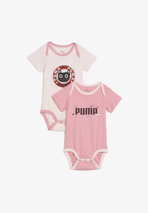 Du neseniai kūdikio kombinezonai: vienas rožinis su juodu katino grafiku ir logotipu, kitas šviesiai rožinis su "PUMA" tekstu, abu su kontrastingomis apdailomis ir spaudėmis.