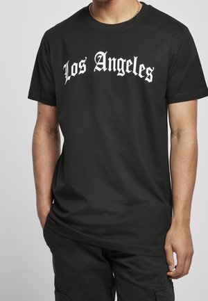 Czarny bawełniany T-shirt z białym napisem "Los Angeles" w stylizowanej czcionce, krótkie rękawy i klasyczny okrągły dekolt.
