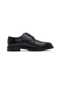 Zapato de vestir de cuero negro con cordones, suela gruesa y texturizada, y tacón bajo apilado, mostrado de perfil sobre un fondo blanco.