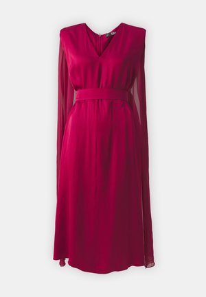 Rotes ärmelloses Kleid mit V-Ausschnitt, tailliertem Bund und fließenden, durchsichtigen Ärmeln. Hergestellt aus glattem Stoff und mit einem Reißverschluss auf der Rückseite.