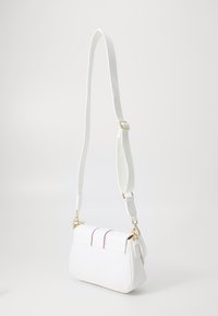 Tommy Hilfiger POPPY CROSSOVER - Keresztpántos táska - white
