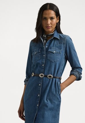 Jeanshemdkleid mit langen Ärmeln, durchgehender Knopfleiste, zwei Brusttaschen, an der Taille mit einem schwarzen Gürtel mit dekorativen silbernen Beschlägen gerafft.