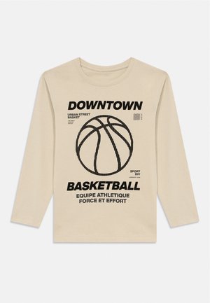 Beiges Langarmshirt mit schwarzem Basketballgrafik und dem Text "DOWNTOWN BASKETBALL" sowie französischen sportlichen Ausdrücken.