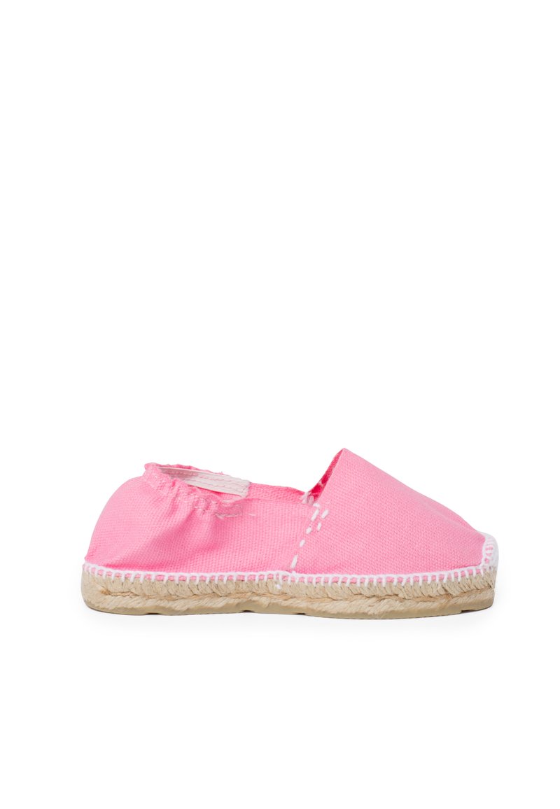 Scarpa slip-on in tela rosa con punta rotonda, suola in juta intrecciata e apertura elastica alla caviglia. I punti bianchi accentuano il design.