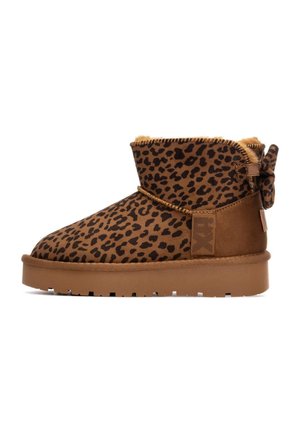 Botas de caña alta en estampado de leopardo, en ante marrón con forro de piel sintética, adornadas con un lazo y suela de goma texturizada. Presenta un diseño cosido.