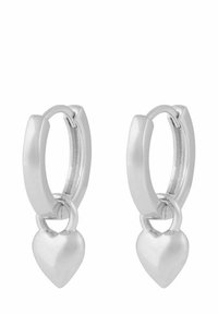 Silverfärgade hoopörhängen med en slät finish, prydda med hängande hjärtan. Designen är enkel och minimalistisk med polerade ytor.