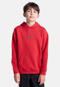 Rode hoodie gemaakt van zacht materiaal, voorzien van een kangeroezak, geribbelde manchetten en een geborduurd "element"-logo in blauw op de borst.