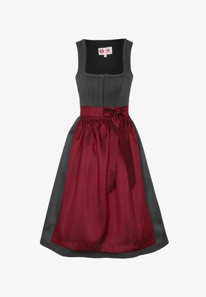Robe traditionnelle avec un corsage ajusté gris et une jupe bordeaux à taille élastique, rehaussée d'un ruban assorti et d'une superposition texturée.