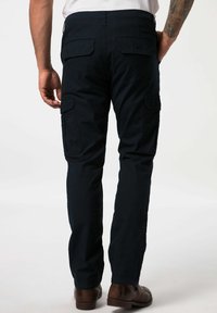 Marine cargobroeken met een slim fit, voorzien van achter- en zijzakken, gemaakt van een gestructureerde stof, aangevuld met bruin lederen schoenen.