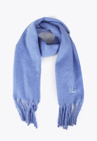 Lyseblå tørklæde lavet af blødt, tekstureret materiale. Har frynsede ender og et lille broderet logo. Klassisk rektangulær form.