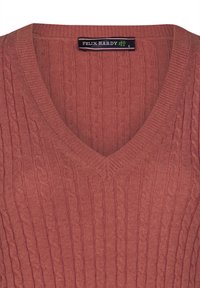V-Ausschnitt Pullover in einem Korallenschatten, aus Strickstoff mit strukturiertem Kabelmuster und gerippten Kanten. Das Etikett lautet "Felix Hardy", Größe "S".
