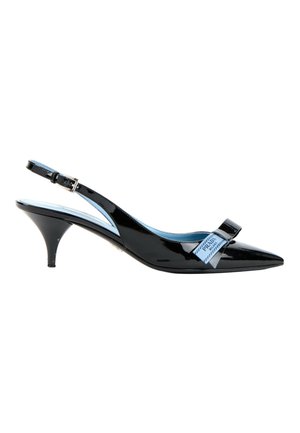 Escarpin slingback noir en cuir verni avec talon kitten, bout pointu et nœud en tissu bleu marqué « Prada Milano ».