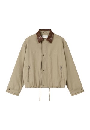 Beige Jacke mit dunkelbraunem Lederkragen, vorderen Druckknöpfen, zwei Reißverschlusstaschen, verstellbaren Manschetten und Kordelzug im Saum.