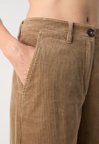 Marc O'Polo PANTS STRAIGHT LEG CROPPED LENGTH WELT POCKET - Auduma bikses - soft mocca