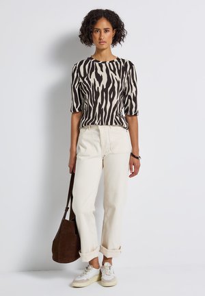 Sort og creme stribet kortærmet top, lys beige højtaljede jeans, brun skuldertaske og hvide sneakers med beige detaljer.