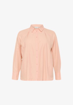 Cămașă butonată roz deschis cu guler structurat, mâneci lungi și plissuri subtile la umeri, confecționată dintr-un material neted.