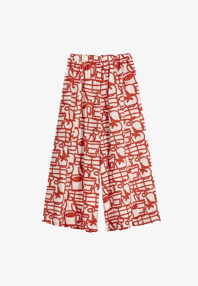 Hlače širokih nogavica s elastičnim pojasom, ukrašene hrabrim crvenim apstraktnim uzorkom na bijelom materijalu.
