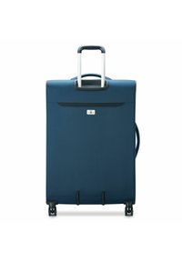 Maleta de tela azul con un mango telescópico, de textura suave, dos ruedas giratorias y un bolsillo frontal con cremallera. Diseño minimalista con acentos plateados.