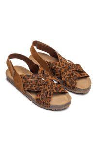 Bruine suède sandalen met luipaardprint, kruisbandontwerp, open achterkant en een gestructureerde zool voor grip. Verstelbare band voor een goede pasvorm.