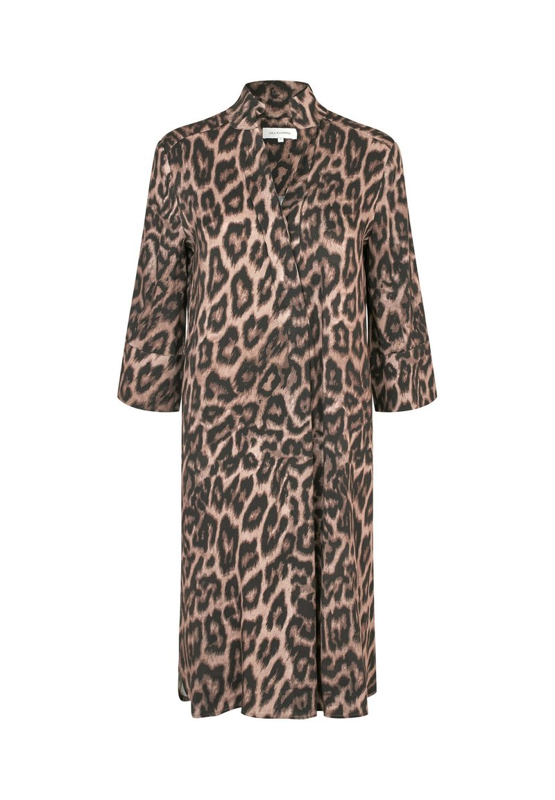 Leopardo rašto kimono stiliaus chalatėlis, pagamintas iš minkštos, blizgios medžiagos; turi apykaklę, trijų ketvirčių rankovėmis ir iki kelių siekiančią laisvą siluetą.