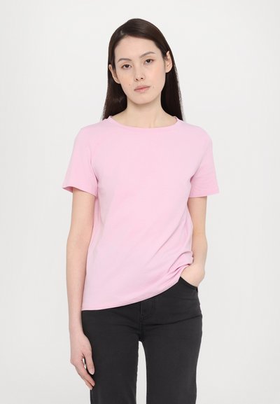T-shirt in cotone rosa con scollatura rotonda, maniche corte e vestibilità comoda. Il tessuto ha una texture liscia e dettagli di design minimi.