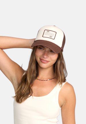 Bruine en crèmekleurige truckerpet met een rechthoekige patch met palmbomen. Mesh achterkant voor ademend vermogen, gebogen klep en decoratieve stiksels.