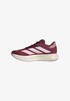 Weinroter und pinker Laufschuh mit weißer Sohle und drei großen pinken Streifen an der Seite, von der Außenseite betrachtet.