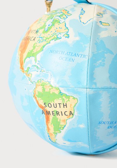 Maapallo, jossa siniset valtameret sekä vihreät ja ruskeat maa-alueet. Merkittäviä mantereiden nimiä, kuten "Etelä-Amerikka" ja "Pohjois-Amerikka".