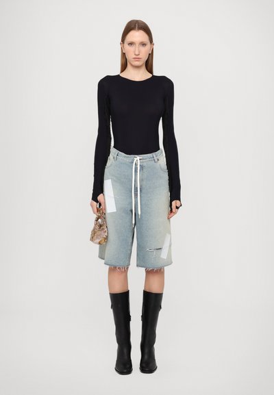 MM6 Maison Margiela Pantaloni scurți din denim - light blue