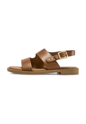 Brązowy, płaski sandał skórzany z dwoma szerokimi paskami, złotą klamrą na regulowanym pasku wokół kostki i niską podeszwą na obcasie.