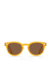 Gafas de sol de plástico amarillo con lentes marrones. Presentan una forma redondeada y brazos gruesos con un pequeño detalle en forma de corte cerca de las bisagras.